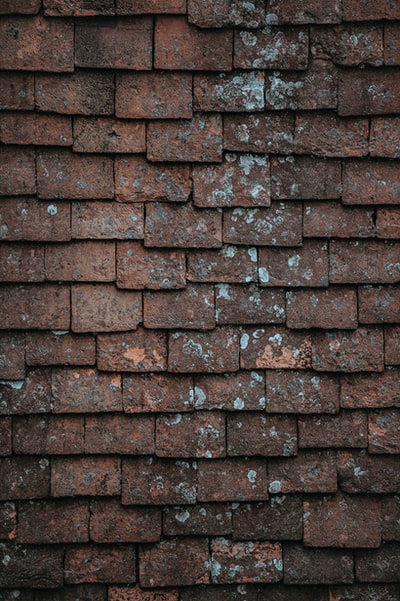 棕色和灰色混凝土砖的特写照片